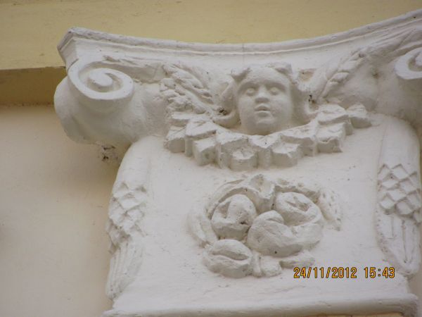 Zwieńczenie gzymsu? Gimnazjum mieści się w XVIIw.zameczku wybudowanym przez Fryderyka Wielkiego