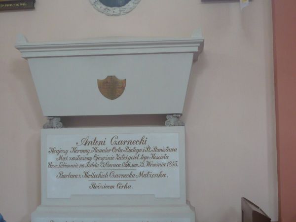 Nagrobek fundatora świątyni Antoniego Czarneckiego  i stacje Drogi Krzyżowej.
