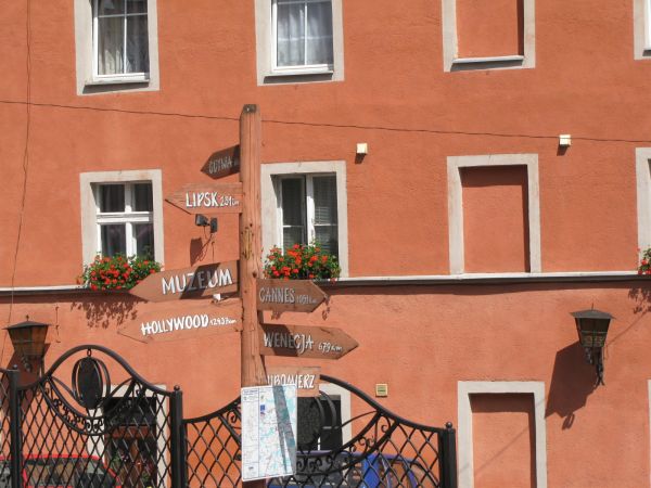 Punkt orientacyjny w Lubomierzu . Stąd wszędzie blisko...