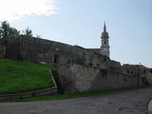 Ruiny d. zespołu klasztornego magdalenek z murem miejskim