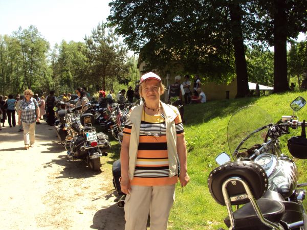 ... a wtedy zajechała ruchoma ekspozycja historyczna tj. "Czarna Brygada" im. Gen. Stanisława Maczka - Mobilne Muzeum Motocyklowe - na zdjęciu: przy "stadzie ru