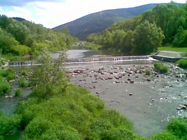 Rzeka Wisla w Ustroniu z widokiem na gore Czantorie z mostu wiszacego