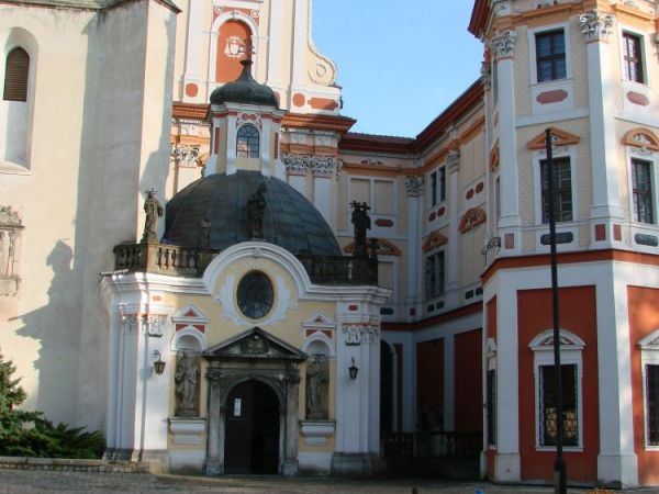 KOŚCIÓŁ  pw. Wniebowzięcia NMP i św. Jana Chrzciciela datowanym na lata 1230-70 zabytek klasy 0