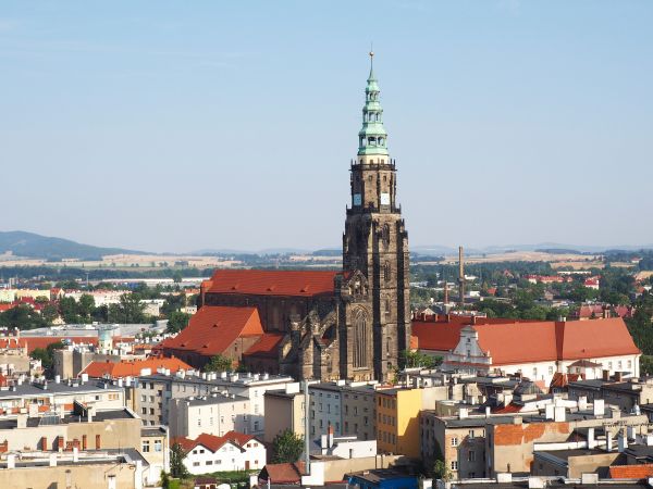 panorama miasta - w centrum : kościół farny gotycki, XIV-XVI wiek, Katedra Świdnicka, z najwyższą na Śląsku wieżą - 103 metry wysokości.