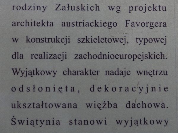 przed kościółkiem św. Iwona, wyjątkowej świątyni o cechach kościoła z kurortu.