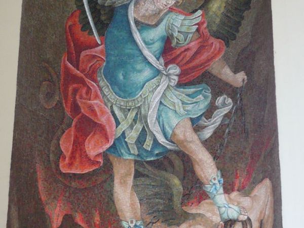 Przy wejściu do świątyni mozaika przedstawiająca Michała Archanioła.