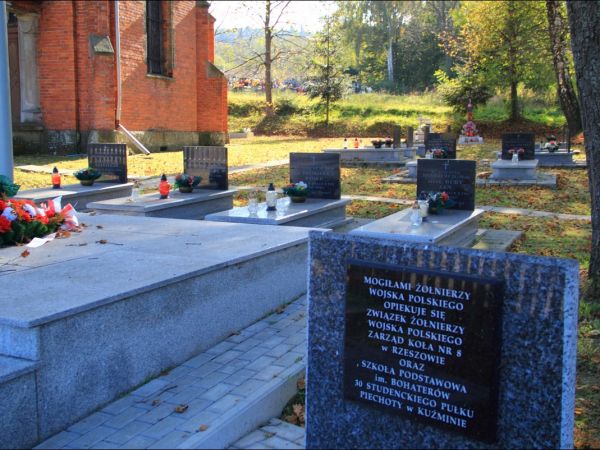 Kaplica na cmentarzu w Kuźminie. Obok znajdują się pięknie utrzymane groby oficerów i żołnierzy Wojska Polskiego poległych w latach 1945-47 w walkach z UPA.