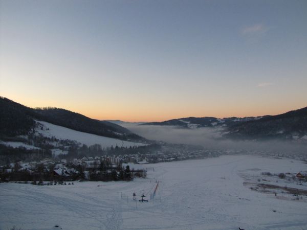 Widok na zaporę w tresnej i jezioro żywieckie