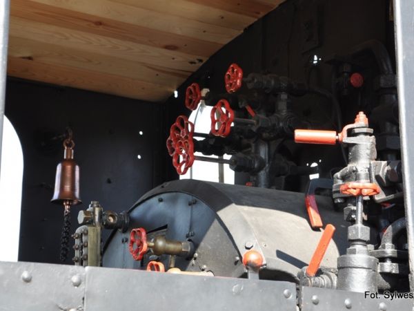 Kolno - Kolej wąskotorowa w Kolnie została zbudowana przez Niemców w 1915 r.  Obsługiwała trasę z Kolna do Myszyńca przez 57 lat. Została zlikwidowana w 1972 r.