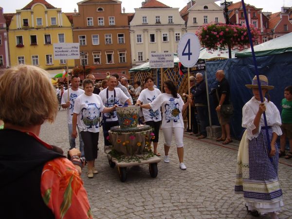 Rynek - Parada Ceramików, prezentacja największej filiżanki świata.
(Bolesławieckie XV Święto Ceramiki)