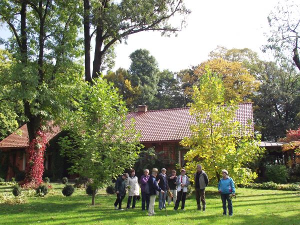 przed dworem na "Chmurówkach" - na terenie pięknego parku. Cały obiekt wraz z przyległym terenem i parkiem jest od końca 2005r. własnością prywatną, wpisaną do