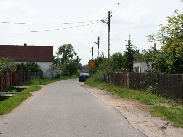 Wschodnia część wsi w kierunku przystanku autobusowego