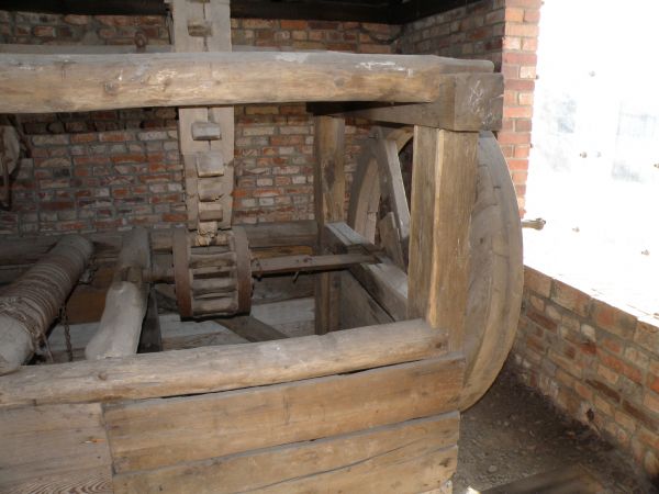 Zabytkowa głębinowa studnia