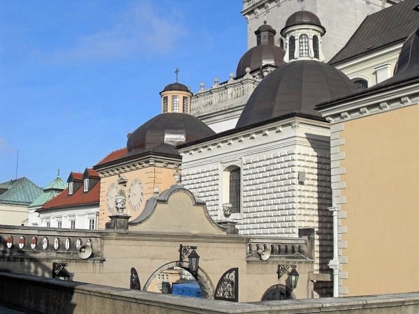 Brama Wieczernika oraz widok na Dziedziniec Główny a także na Kaplicę Denhoffów (kaplica św. Pawła Pierwszego Pustelnika) i Kaplicę Jabłonowskich (kaplica Serca