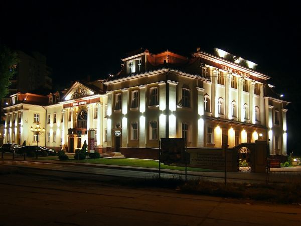 Pałac Saturna w nocy