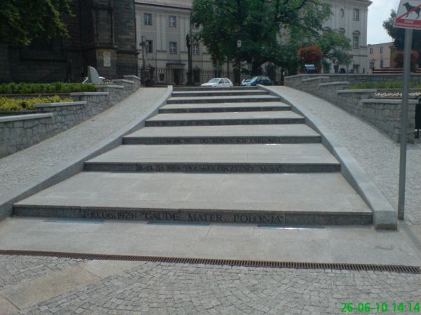 Schody prowadzące do Katedry na każdym ze stopni jest hasło z każdej z pielgrzymek Papierza do Polski prowadzą one do placu Jana Pawła II