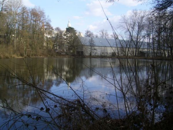 Widok na zameczek od strony jeziora