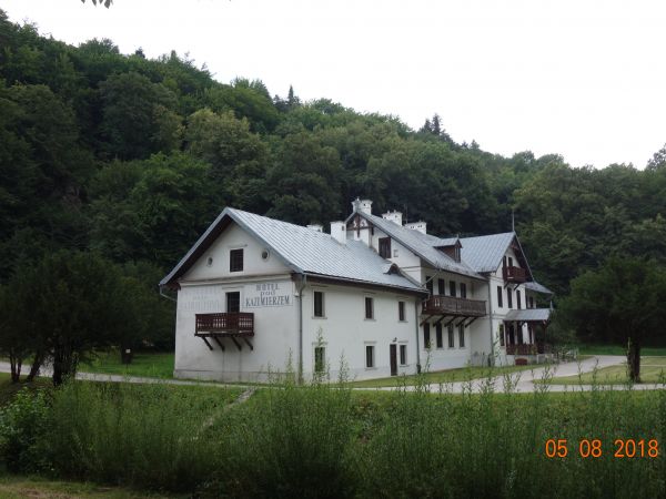 Hotel Pod Kazimierzem.Obok  napis cyrylicą, nawiązuje do oryginalnego z czasów zaboru rosyjskiego.
