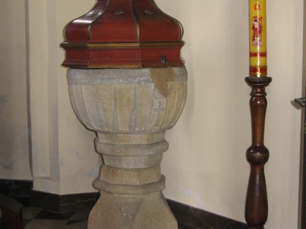 Chrzcielnica kamienna w kształcie kielicha - czara chrzcielna - 1-sza poł. XVIII wieku, z drewnianą pokrywą - z XIX wieku.