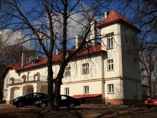 Dwór z XIX w. Gruntownie przebudowany w 1910 roku. Obecnie szkoła podstawowa .  Park krajobrazowy z aleją dojazdową z XIX w.