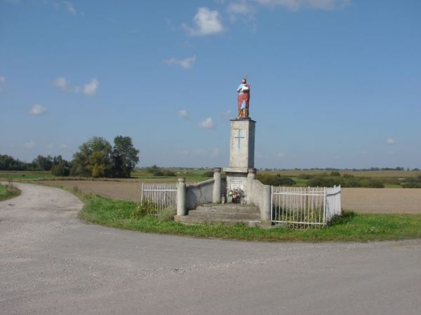 Na rozstaju dróg figurka św. Jana Chrzciciela.