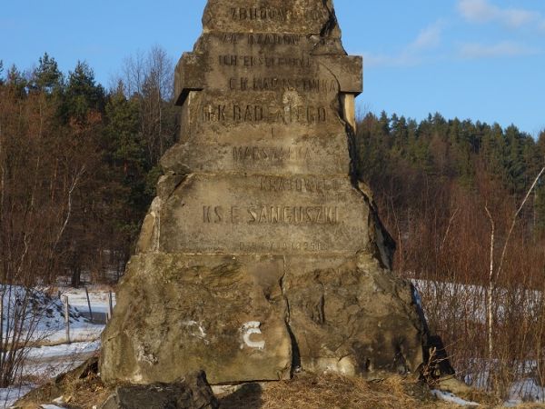 Obelisk na cześć inicjatorów budowy drogi c.k. namiestnika hr.Kazimierza Badeniego oraz marszałka krajowego ks. Eustachego Sanguszki z 1895 r.