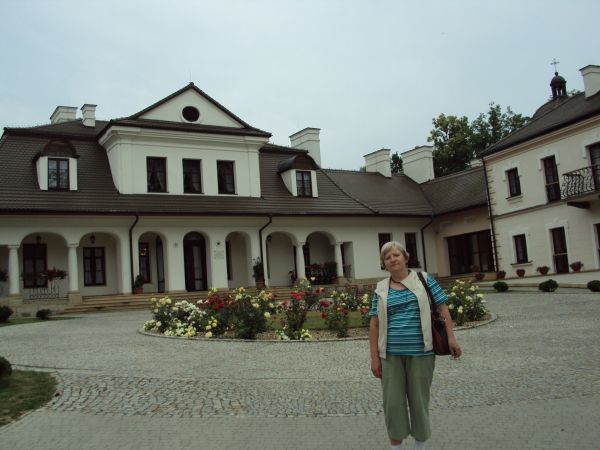 przed: dwór, murowany z kolumnowym portykiem i mansardowym dachem /o grubości ścian i zasięgu telefonii komórkowej - niech w recepcji powiedzą, jam nie upoważni