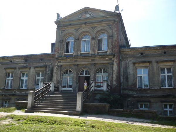 Pałac zbudowany w latach 80-tych 19w.dla Piotra Skórzewskiego
nieznanego architekta,w stylu neorenesansowym,niegdyś posiadał
bogatą dekorację sztukatorską ,ob