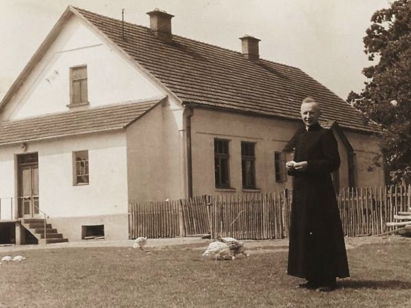 Przy Plebanii w Strzelcach Wielkich lata 60.