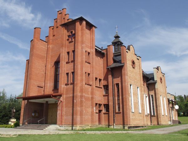 kościół parafialny pw. Matki Bożej Wspomożenia Wiernych i św. Stanisława Kostki - poświęcony w 2005r., konsekrowany w 2007 roku.