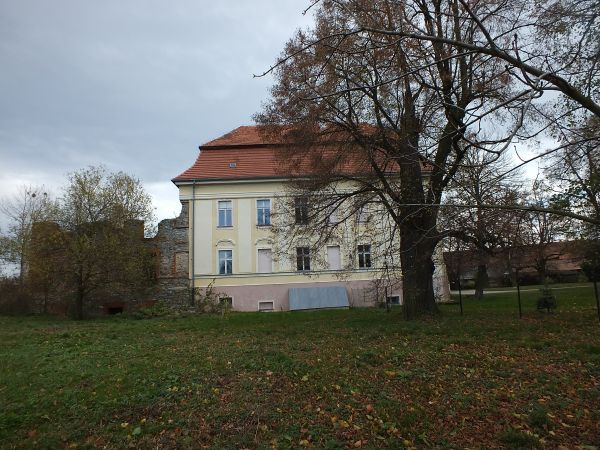 Pałac z boku -  widać zniszczoną  pierwotną jego część