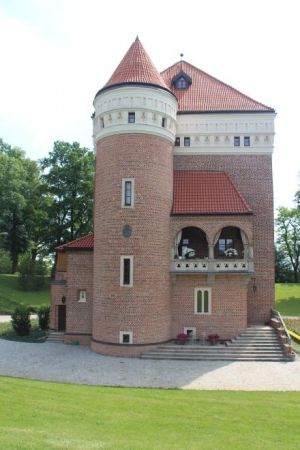 W XIX w. panami na Rzemieniu byli Szaszkiewiczowie. W drugiej połowie XIX w. Gustaw Szaszkiewicz wzniósł w pobliżu wieży pałac, który stoi tam do dziś, do 2008r