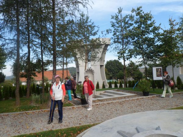 w Ogrodzie Biblijnym - wykute w kamieniu biblijne symbole - obiekty oddane wiernym, pielgrzymom i turystom przed świętem i odpustem 15.08.2016r.