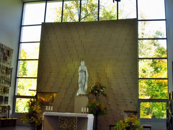 Cudowna figura Pani Jazłowieckiej w Sanktuarium w Szymanowie