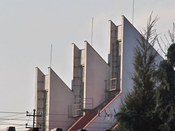 Dach kościoła widziany z posesji przy ulicy Topolowej