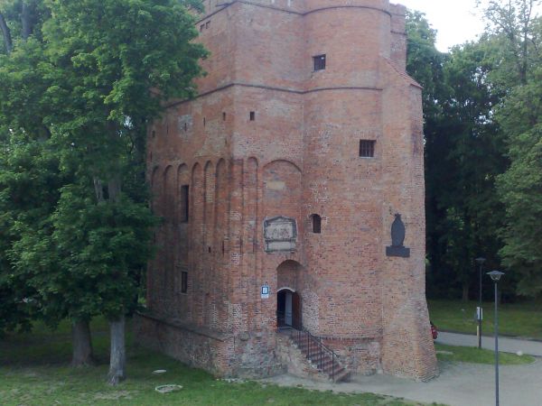 Obronna wieża mieszkalna , zwana basztą
