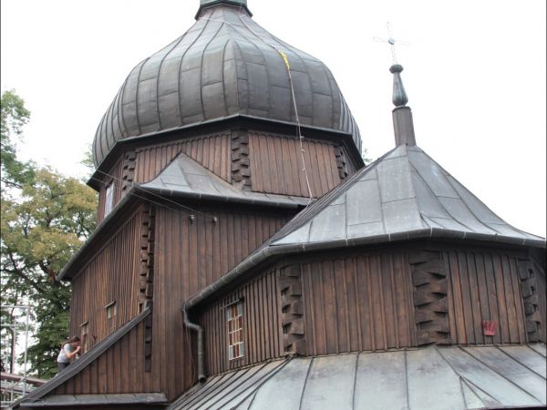 Leszno do 1977 roku nosiło nazwę Poździacz . Cerkiew św. Bazylego Wielkiego , aktualnie kościół pw. NMP Niepokalanie Poczętej, parafia rzymskokatolicka . Zbudow