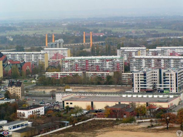 Popowice. Na dole widać budynek z cegły, będący jedną z  pozostałości po ś.p. Rzeźni Miejskiej, z lewej strony jeden z dwóch południowo-popowickich niedobitków,