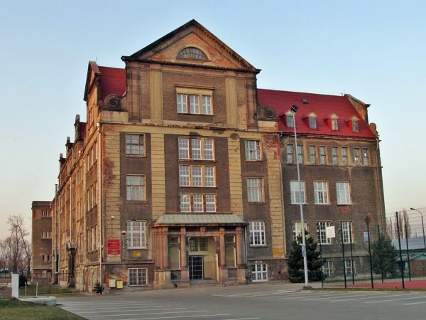 Liceum ogólnokształcace nr 6 przy ulicy Głębokiej i Siennickiej