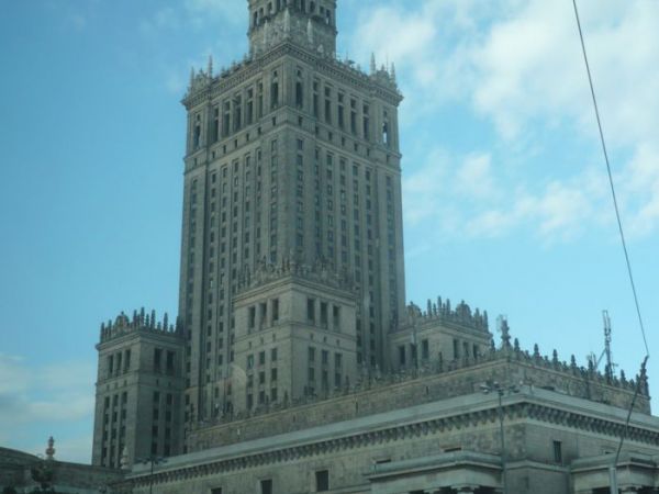 Pałac Kultury i Nauki widziany z samochodu.