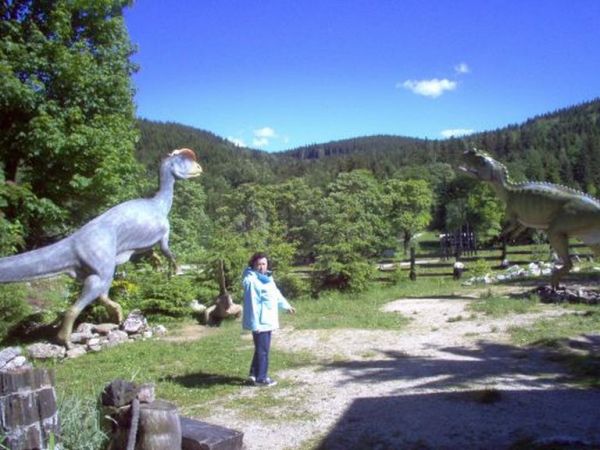 Zmotoryzowany turysta bez trudu dotrze do pobliskiego Parku Jurajskiego i po drodze odwiedzi starą sztolnię.