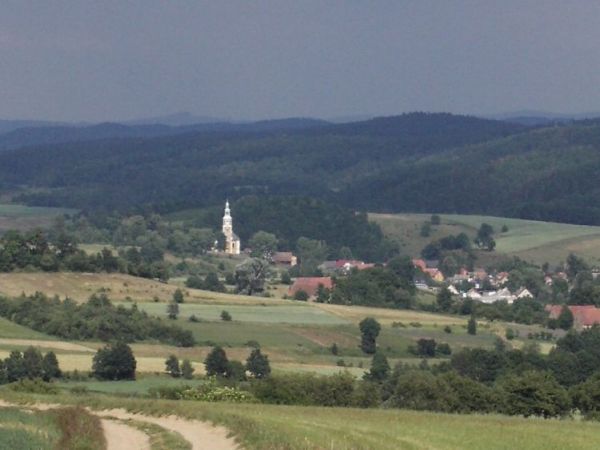 Panorama Pławnej Górnej. Wzdłuż drogi,przez całą wieś Pławna tj.dolną   i górną, przepływa strumyk-rzeczka "Kózka".Można w niej zobaczyć pstrąga.