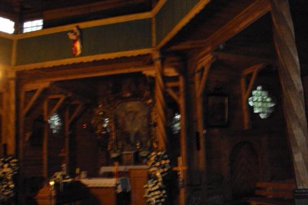 wnętrze kościoła - róży, tu przed jego oświetleniem i niebie silnie zachmurzonym.