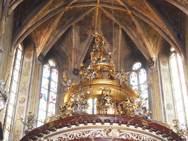 nad ołtarzem głównym Katedry Świdnickiej : ażurowa kopuła złożona z kilku zmniejszających się ku górze kręgów, łączonych bogato zdobionymi wolutami.