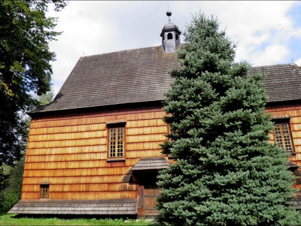 Drewniany , modrzewiowy kościół parafialny p.w. Św. Katarzyny z lat 1760 - 63  fundacji Antoniego Krasickiego . Nieczynny od roku 1961.