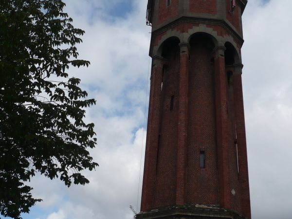 Ciekawa architektonicznie wieża ciśnień z pocz.20w.wzniesiona na 
wzgórzu ,czeka na właściciela,a mogła by być znakomitym 
punktem widokowym na miasto i okoli