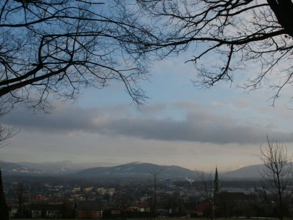 Widok ze wzgorza Kaplicowka na Skoczow i w oddali Pasmo Beskidow na pierwszym planie ROWNICA widoczny takze kosciol Ewangelicki sw Trójcy.