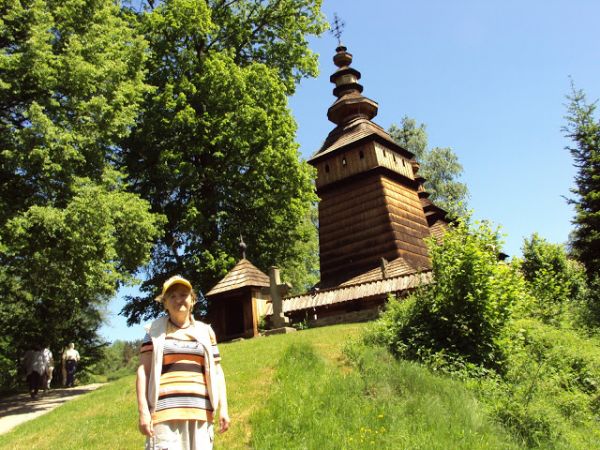 na wzgórzu : drewniana, trójdzielna cerkiew. Nad babińcem posiada wieżę z izbicą.