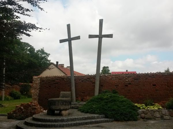 Pomnik na wzgórzu przy Bazylice