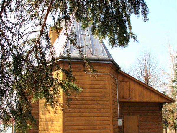 Kościół filialny pw. św. Jana Chrzciciela wzniesiony zapewne ok. poł. XVII w. (wg tradycji jeszcze w XVI w.). Wielokrotnie restaurowany i przebudowywany.  Wokół